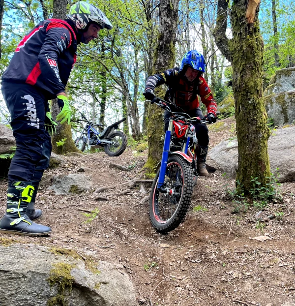 Julien encadre ses stagiaires trialeux et trialeuses